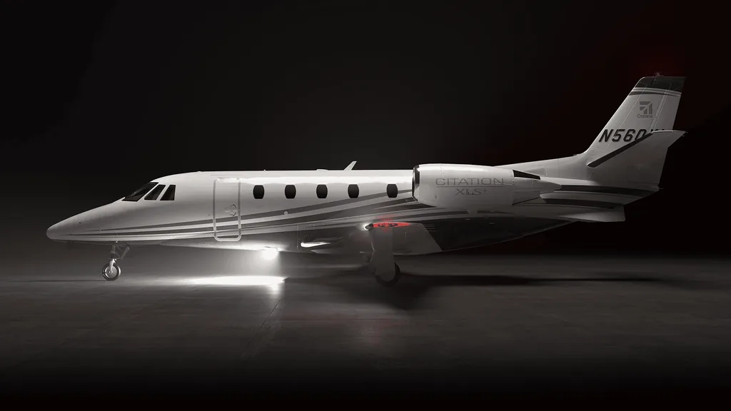Jato executivo Cessna Citation XLS+ em hangar escuro, iluminado por baixo