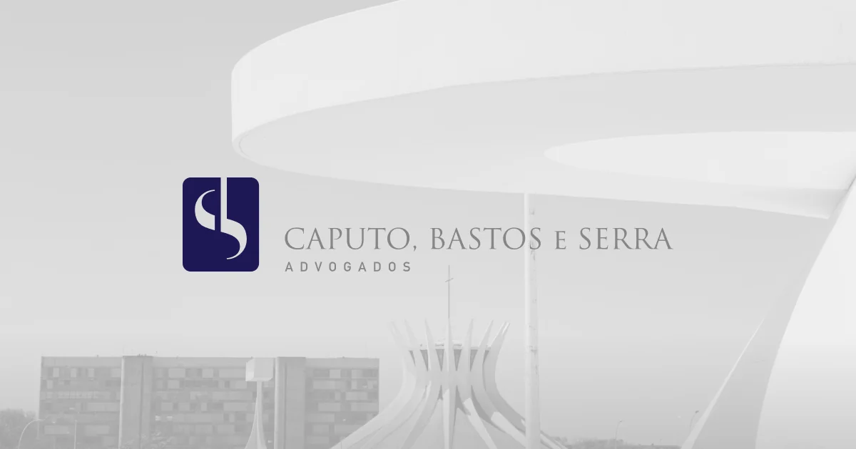 Marca da Caputo, Bastos e Serra Advogados sobre foto da Esplanada de Brasília, com a Catedral e o Museu Nacional