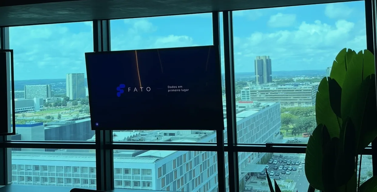 Tela com a marca Fato Analytics e o lema Dados em primeiro lugar, com Brasília ao fundo