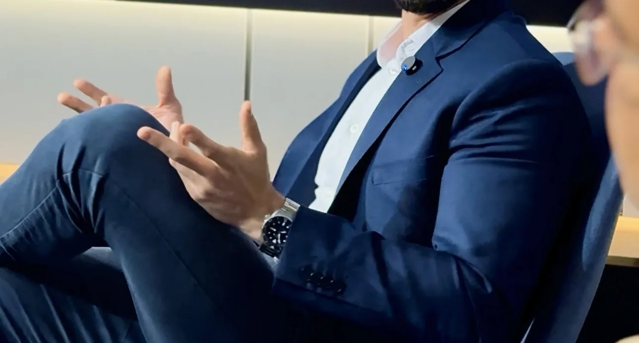 Executivo em reunião de consultoria de dados da Fato Analytics