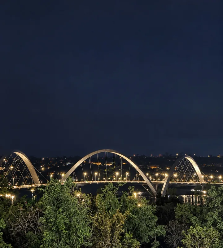 Ponte JK iluminada à noite, em Brasília