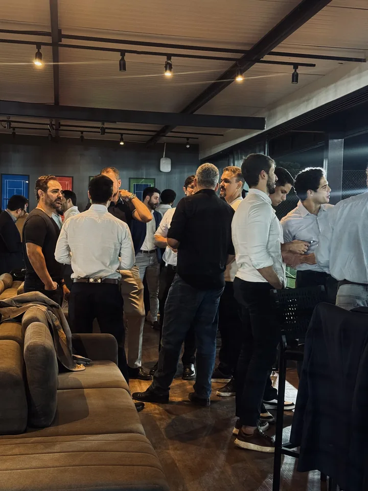 Plateia em pé conversando durante um encontro presencial da Fato Analytics