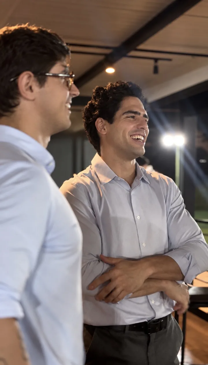 Dois convidados rindo em conversa durante encontro da Fato Analytics